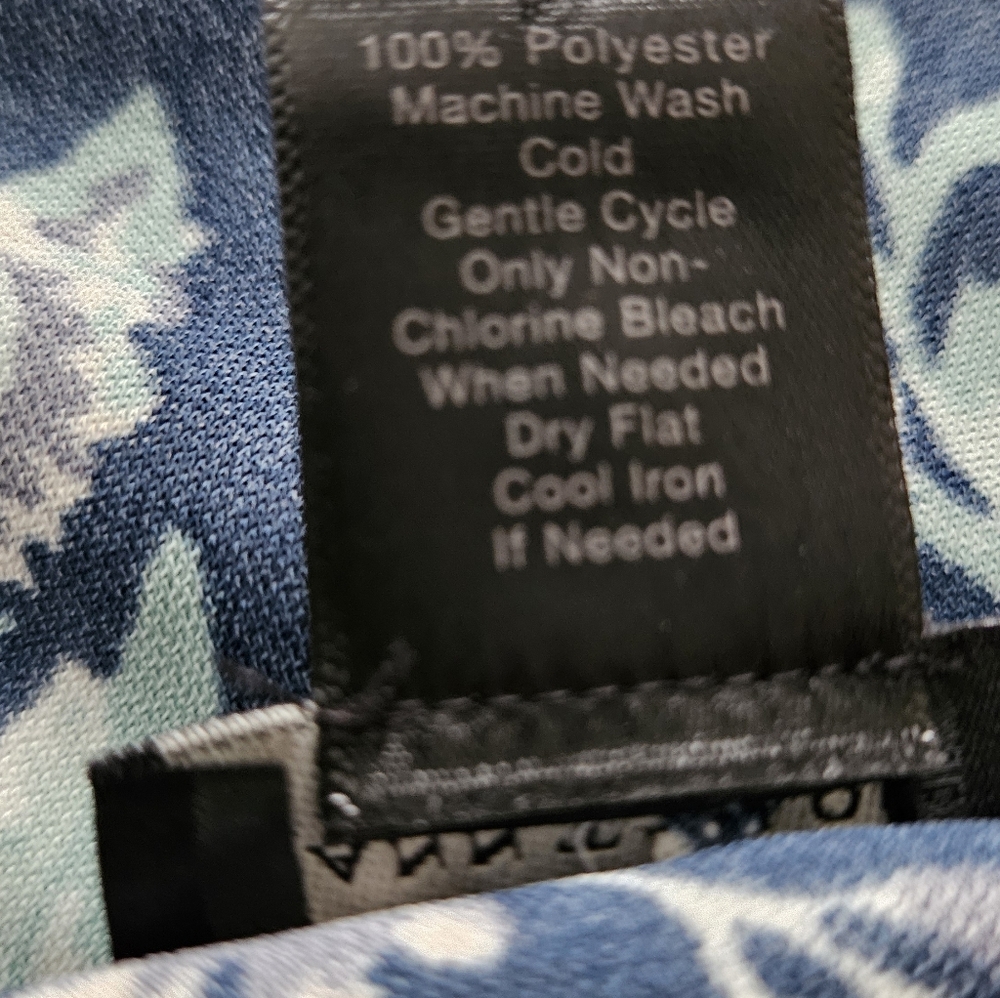 NWOT Ann Taylor Women's Dark Blue Floral Sleeveless V-neck Tank - Picture 6 of 6